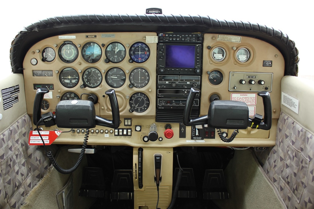 cessna 172 cockpit