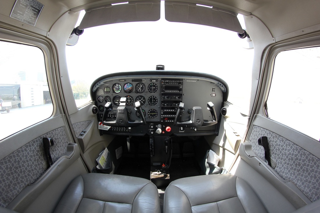 cessna 172 SP cockpit