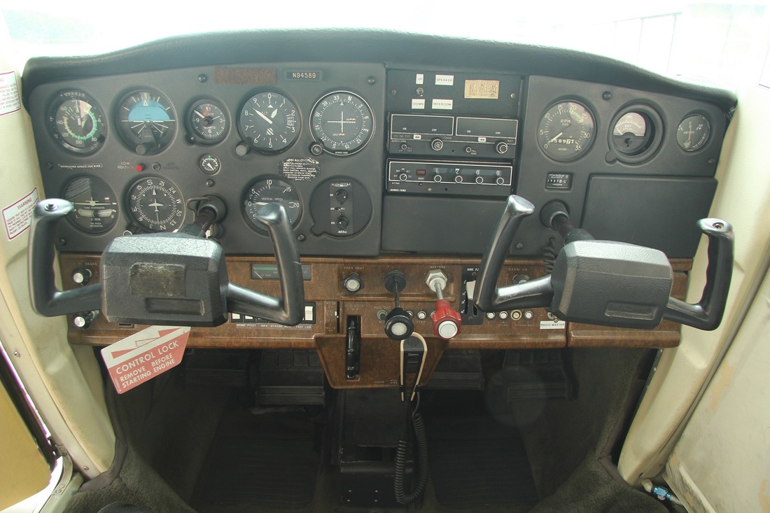 cessna 152 cockpit